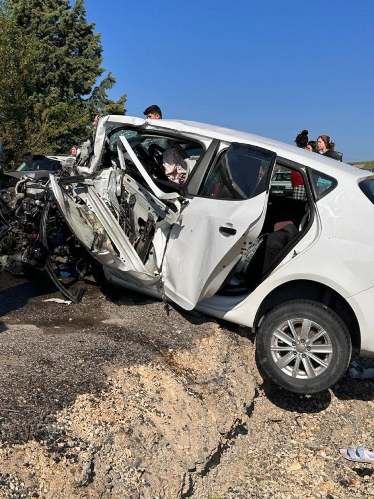 2 Otomobil kafa kafaya çarpıştı: 1 uzman çavuş hayatını kaybetti, 7 yaralı